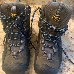 Keen never worn water resist insulated hiking boot